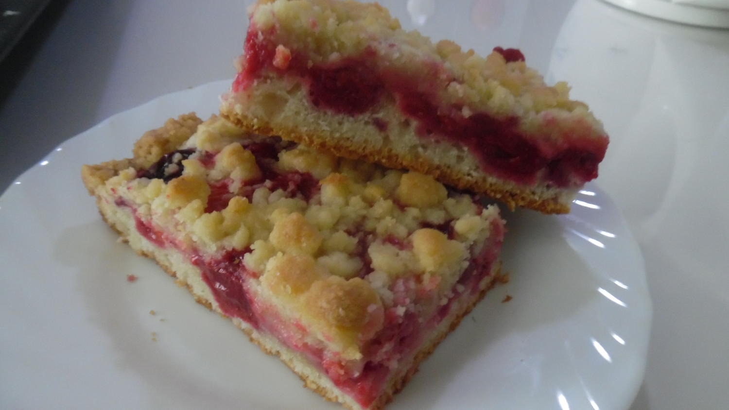 Schneller Kirschkuchen mit Butter-Mandel-Streusel - Rezept - kochbar.de