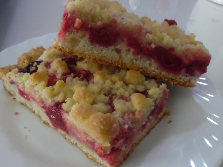 Schneller Kirschkuchen mit Butter-Mandel-Streusel - Rezept - kochbar.de