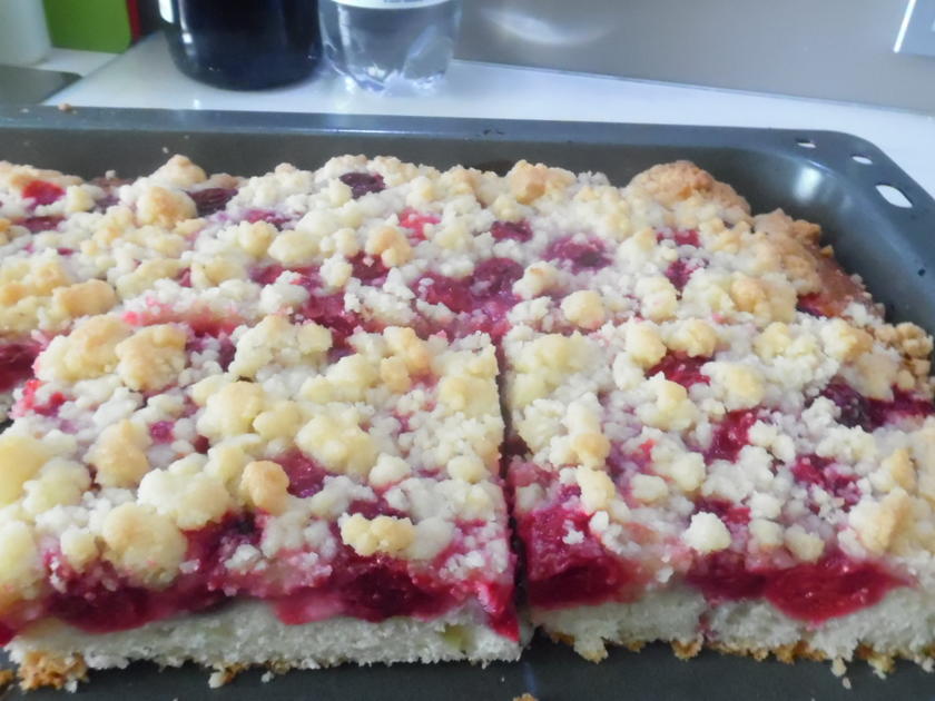 Schneller Kirschkuchen mit Butter-Mandel-Streusel - Rezept - kochbar.de