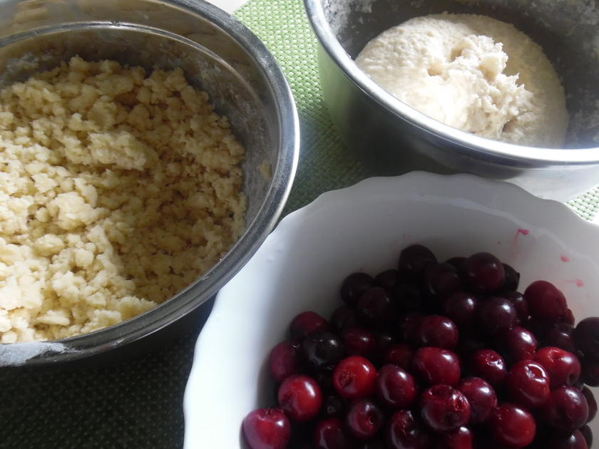 Schneller Kirschkuchen mit Butter-Mandel-Streusel - Rezept - kochbar.de