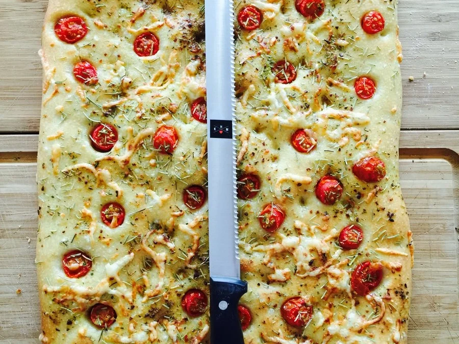 Focaccia mit Sherry Tomaten und Käse - Rezept