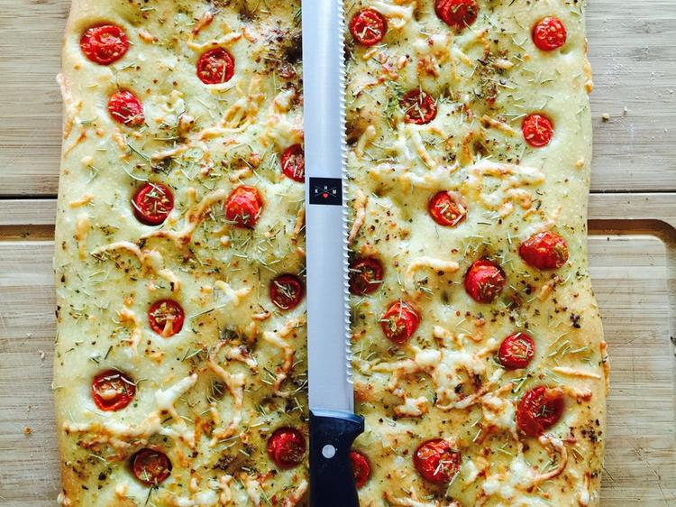 Focaccia mit Sherry Tomaten und Käse - einfach - 212 kcal/100g