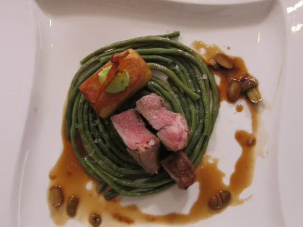 In Ziegenmilch gegarter Lammrücken / Schlangenbohnen / Erdäpfelkiste / Olivenjus - Rezept