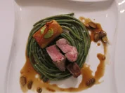 In Ziegenmilch gegarter Lammrücken / Schlangenbohnen / Erdäpfelkiste / Olivenjus - Rezept