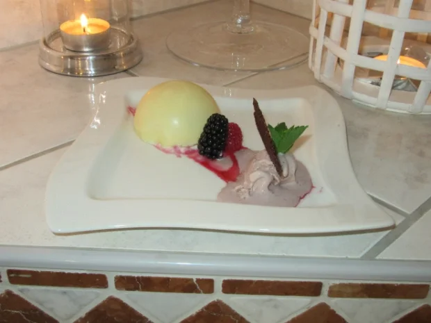 Topfenschaum mit flüssigem Himbeerkern / weiße Schokolade / Brombeereis - Rezept