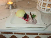 Topfenschaum mit flüssigem Himbeerkern / weiße Schokolade / Brombeereis - Rezept