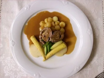 Rinderrouladen mit Porree-Käsefüllung auf Gemüse und Kartoffeln - Rezept