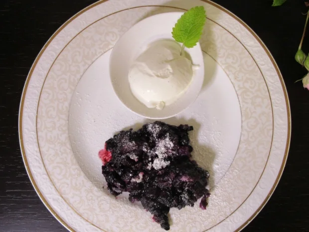 Heidelbeerdatschi mit Sauerrahmeis - Rezept