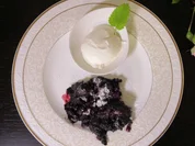 Heidelbeerdatschi mit Sauerrahmeis - Rezept