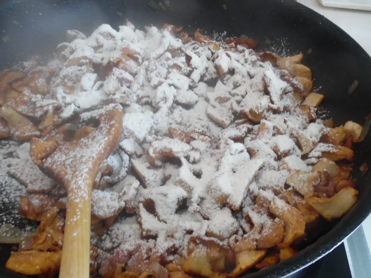 Rezept: Orecchiette mit Rahm-Pfifferlingen und Hähnchenbrustfilet Bild Nr. 5 Orecchiette mit Rahm-Pfifferlingen und Hähnchenbrustfilet - Rezept - Bild Nr. 5