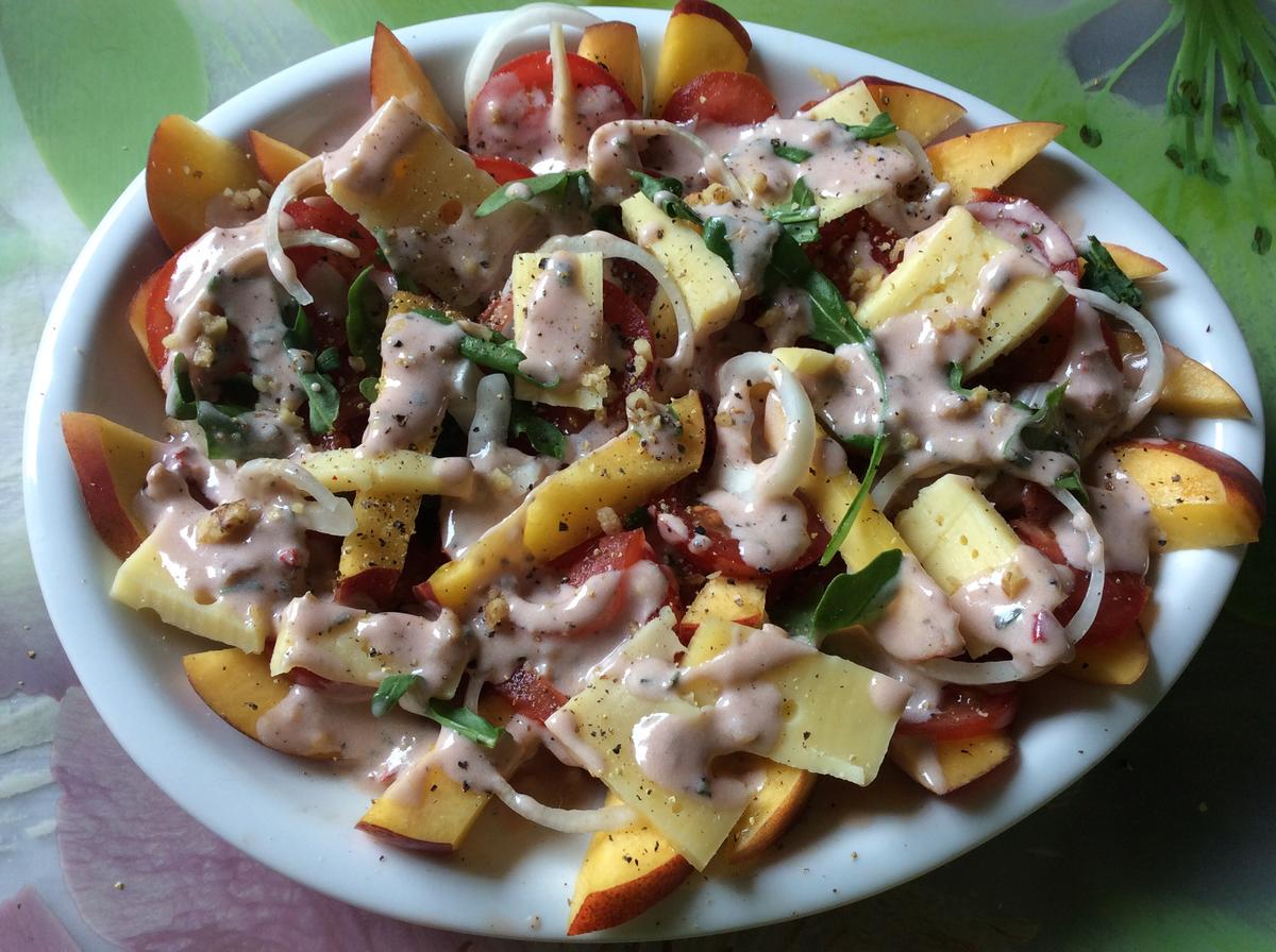 Tomaten-Nektarinen-Salat mit Käse und Walnussdressing - Rezept