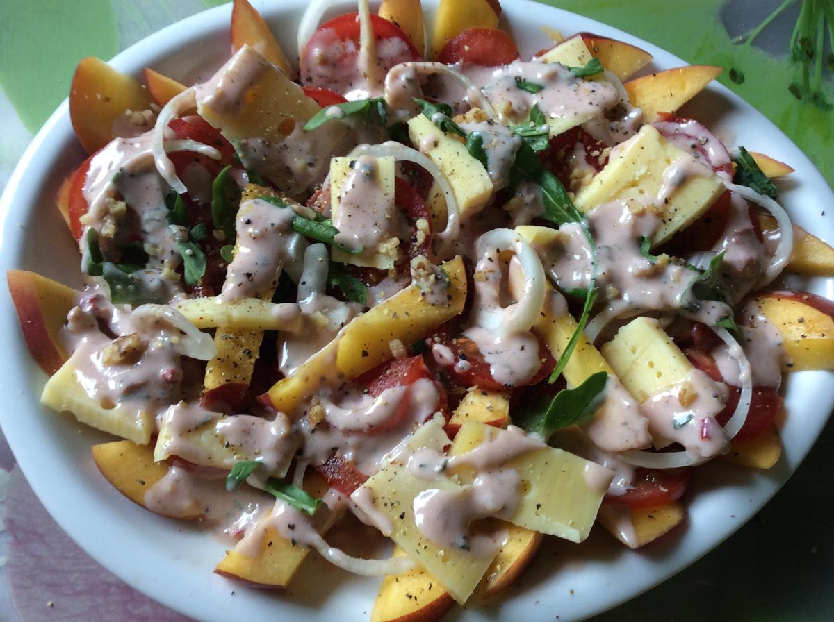 Tomaten-Nektarinen-Salat mit Käse und Walnussdressing - Rezept - Bild Nr. 2