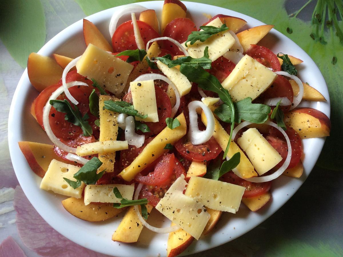 Tomaten-Nektarinen-Salat mit Käse und Walnussdressing - Rezept - kochbar.de