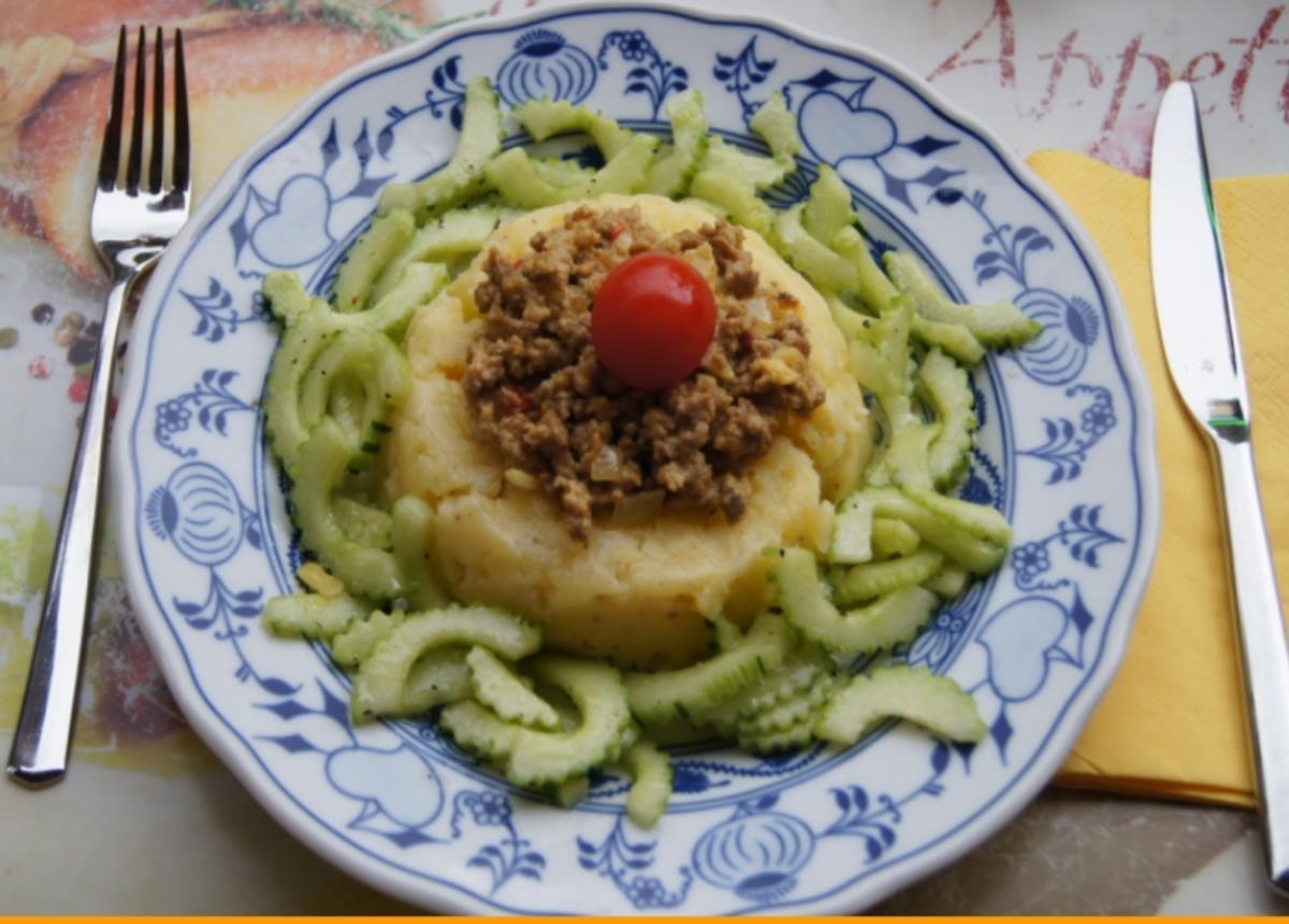 Flickerklops mit Kartoffelstampf und chinesischen Gurkensalat - Rezept