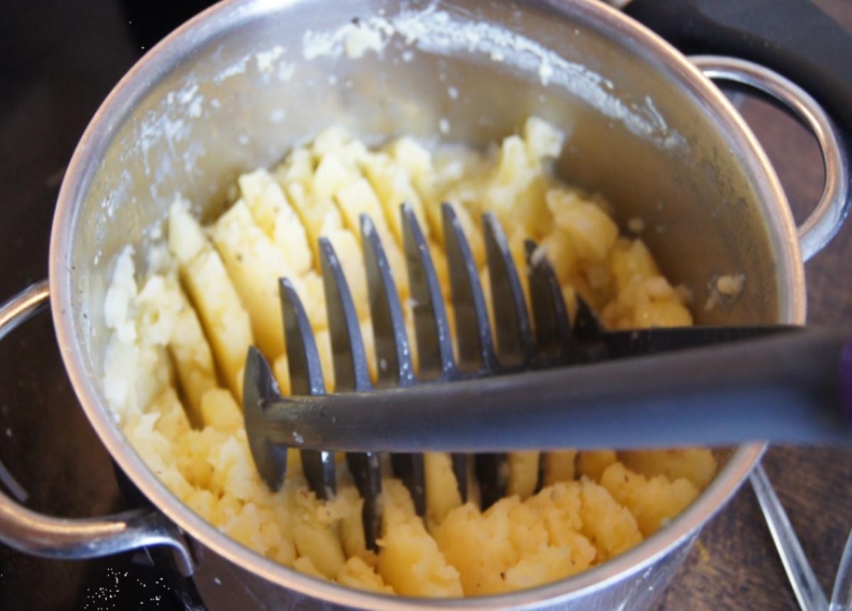 Flickerklops mit Kartoffelstampf und chinesischen Gurkensalat - Rezept - Bild Nr. 12