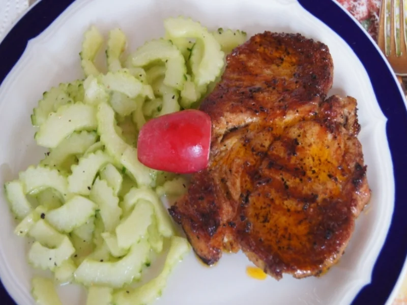 Paprika-Steaks mit Chinesischen Gurkensalat - Rezept