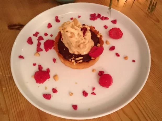 Rezept: Peanut- Butter-Jelly-Tarte mit Erdnusseis und Himbeere Peanut- Butter-Jelly-Tarte mit Erdnusseis und Himbeere - Rezept