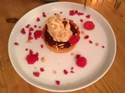 Peanut- Butter-Jelly-Tarte mit Erdnusseis und Himbeere - Rezept