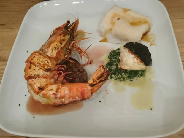 Seeteufel unter der Norihaut trifft Filetsteak und Gamba - Rezept