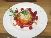Rosmarin-Pannacotta mit gebratenen Pfirsichscheiben und Himbeeren - Rezept