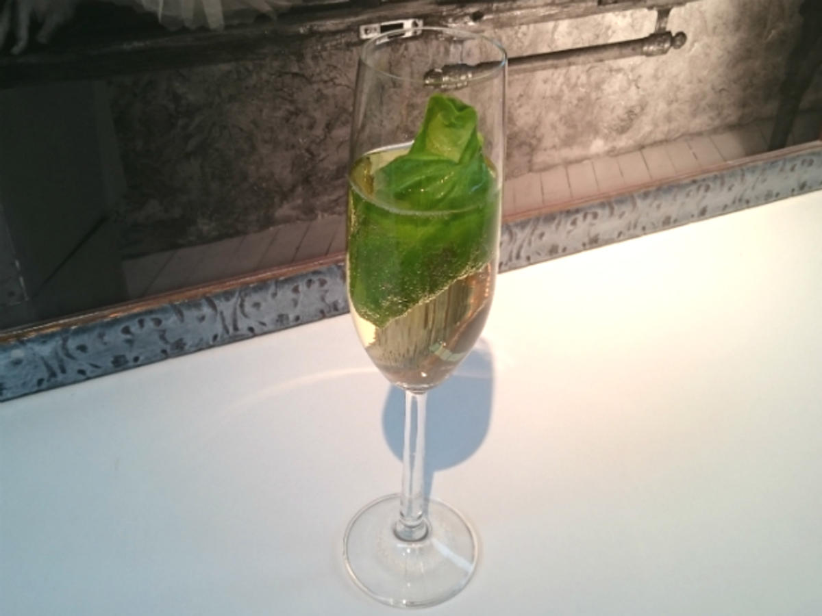 Winzersekt / Limoncello aus Amalfi / Basilikum - einfach - von Das ... Winzersekt / Limoncello aus Amalfi / Basilikum - einfach - von Das ...