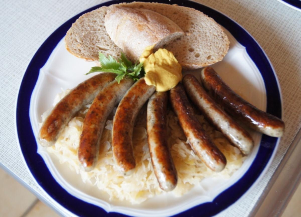 Bilder für Nürnberger Rostbratwürste mit Sauerkraut und Bauernbrot - Rezept