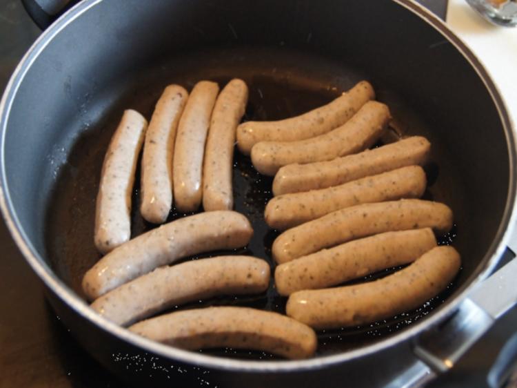 Nürnberger Rostbratwürste mit Sauerkraut und Bauernbrot Rezept