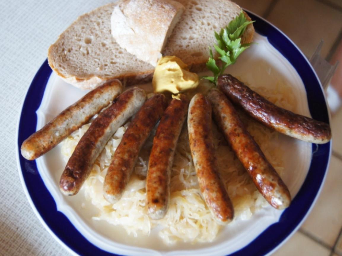 Nürnberger Rostbratwürste Mit Sauerkraut Und Bauernbrot Rezept Kochbarde 