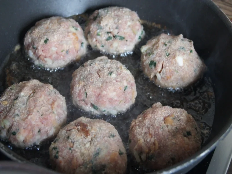 Pikante Fleischpflanzerl mit Kren, Schwäbischen Kartoffelsalat und Erbsenstampf - Rezept - Bild Nr. 80