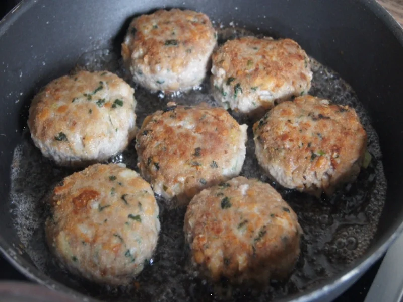 Pikante Fleischpflanzerl mit Kren, Schwäbischen Kartoffelsalat und Erbsenstampf - Rezept - Bild Nr. 81