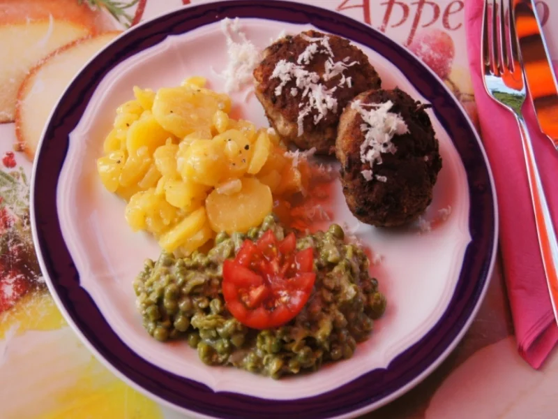 Pikante Fleischpflanzerl mit Kren, Schwäbischen Kartoffelsalat und Erbsenstampf - Rezept - Bild Nr. 90