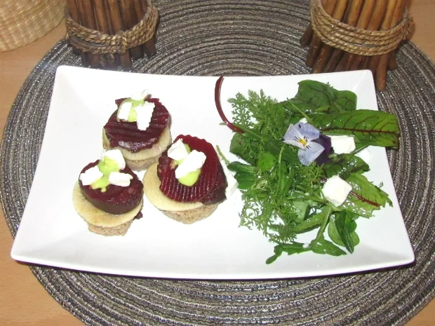 Mini Blutwurst-Burger mit Wildkräutersalat - Rezept