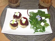 Mini Blutwurst-Burger mit Wildkräutersalat - Rezept