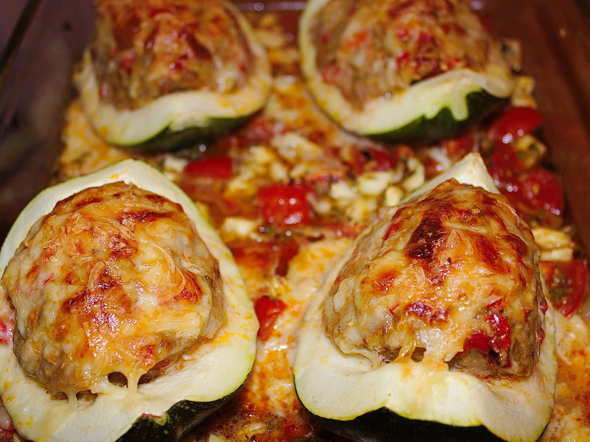 Zucchini gefüllt mit Bratwurstbrät & Käse Rezept kochbar.de