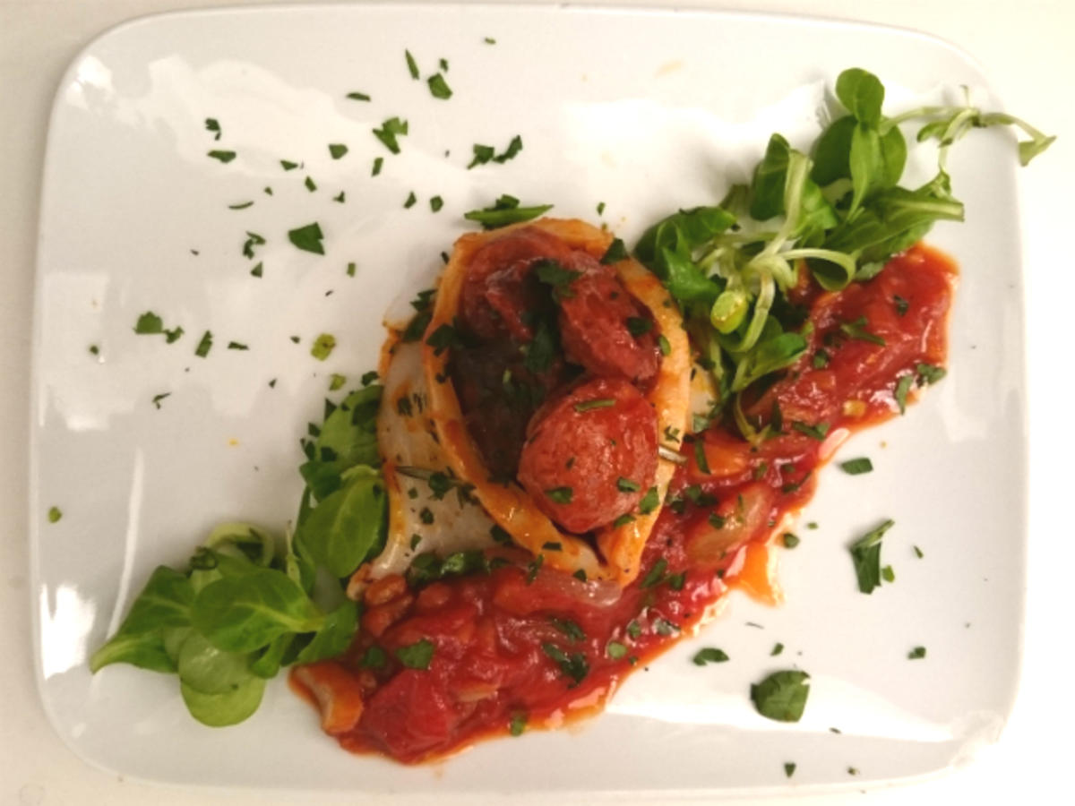 Bilder für Mit Chorizo gefüllter Tintenfisch auf Tomatensoße - Rezept