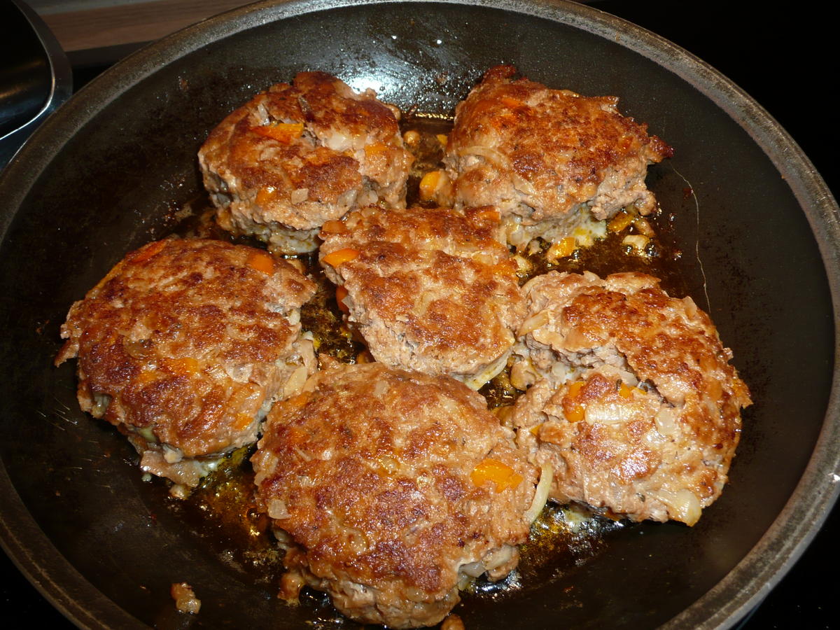 Frikadellen mit Spiegelei zu Speckbohnen + Kartoffelpüree. - Rezept ...