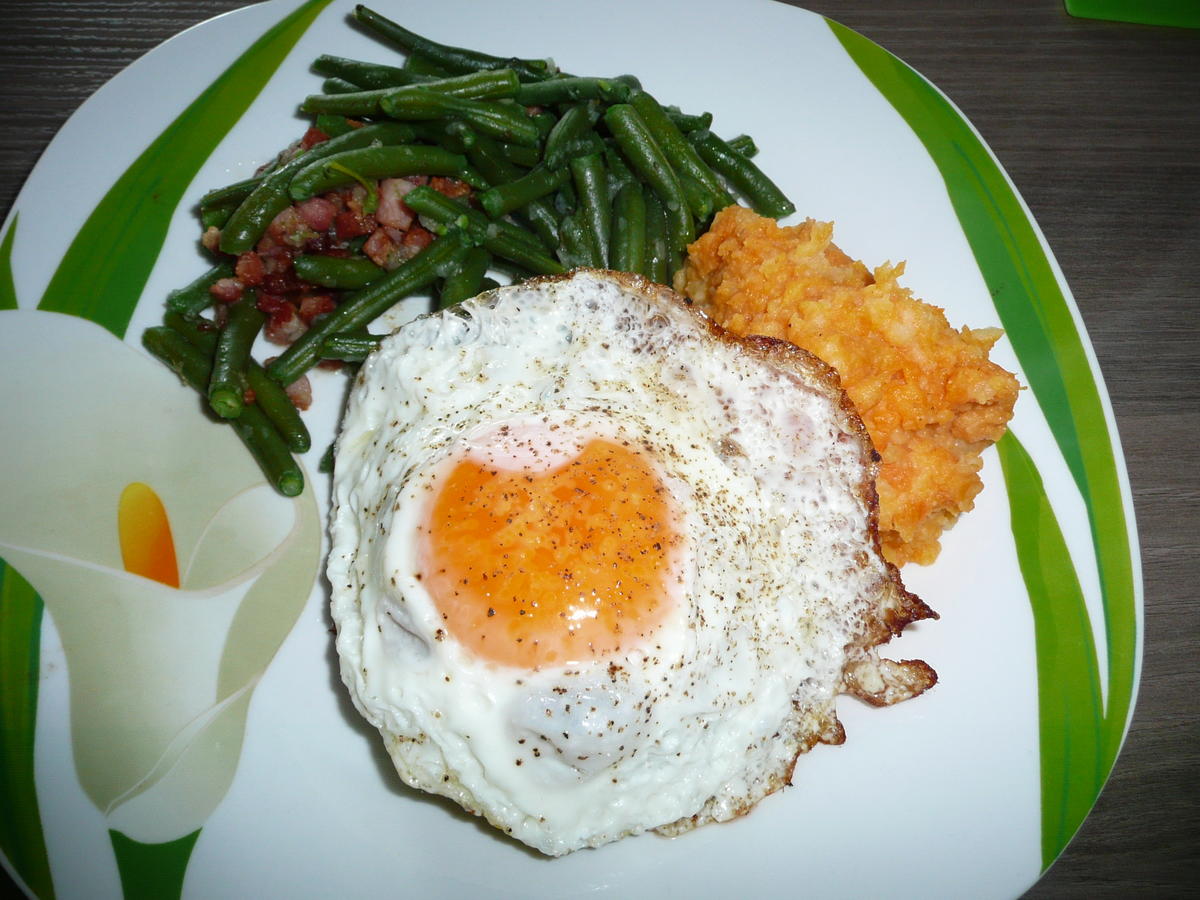 Frikadellen mit Spiegelei zu Speckbohnen + Kartoffelpüree. - Rezept ...