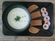 Kalte Senfgurkencremesuppe mit Bierbrot - Rezept