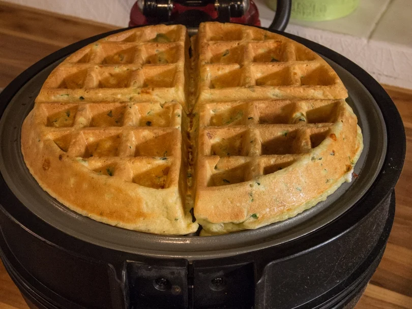 Waffeln: Zucchiniwaffeln mit Tomatensalat - Rezept - Bild Nr. 133