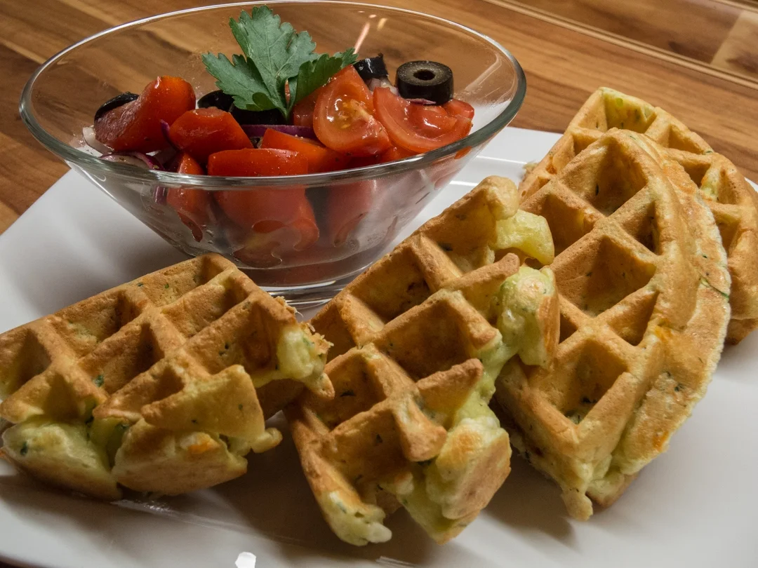Waffeln: Zucchiniwaffeln mit Tomatensalat - Rezept - Bild Nr. 134