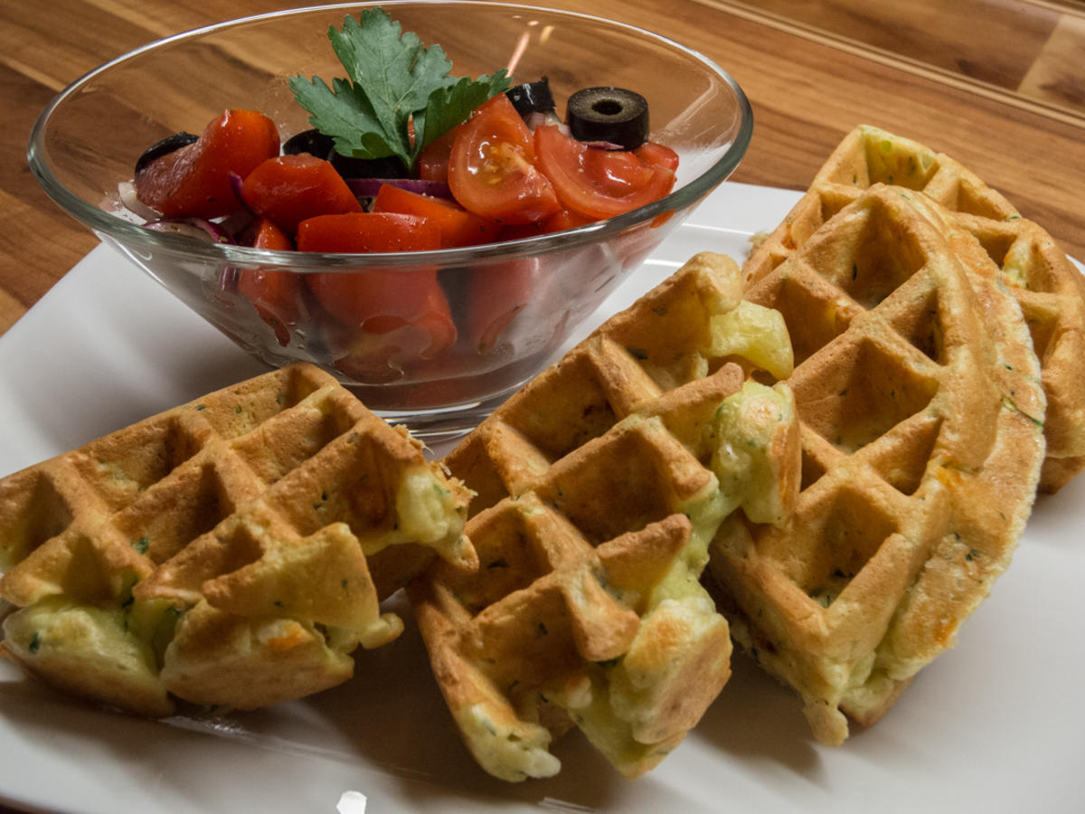 Waffeln: Zucchiniwaffeln mit Tomatensalat - Rezept - kochbar.de