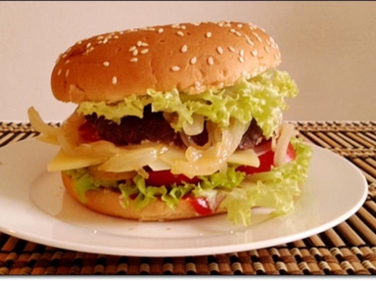 Saftiger Tiroler Adler Burger mit Ei im Patty Rezept kochbar.de
