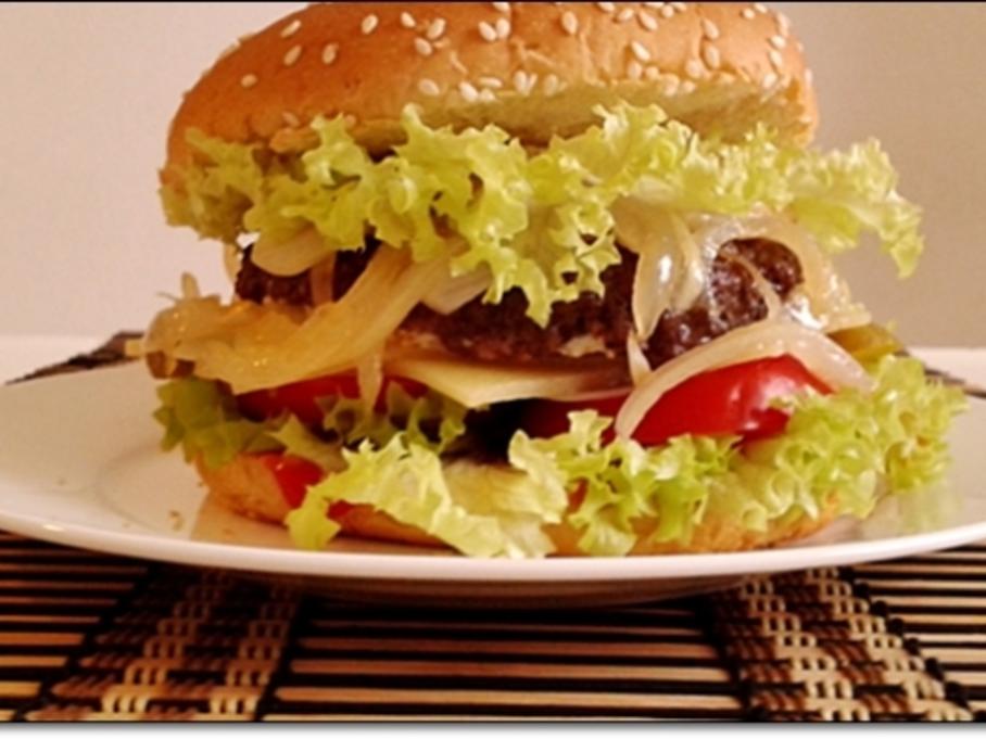 Saftiger Tiroler Adler Burger mit Ei im Patty Rezept kochbar.de