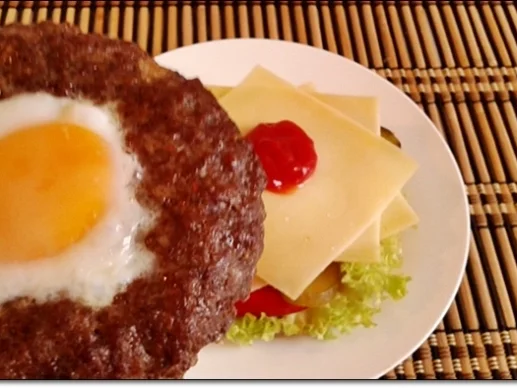 Saftiger Tiroler Adler Burger mit Ei im Patty - Rezept - Bild Nr. 163