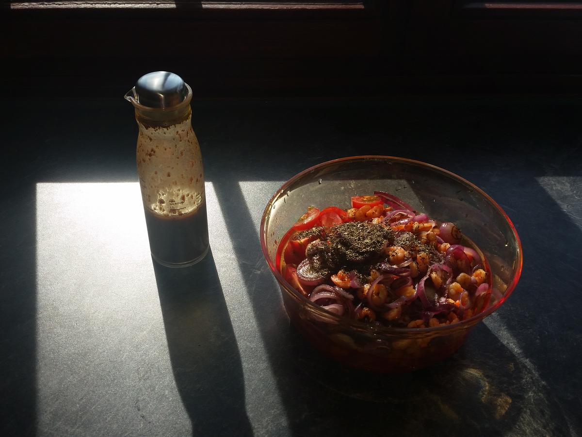 Tomatensalat mit Zwiebeln und Garnelen - Rezept - kochbar.de