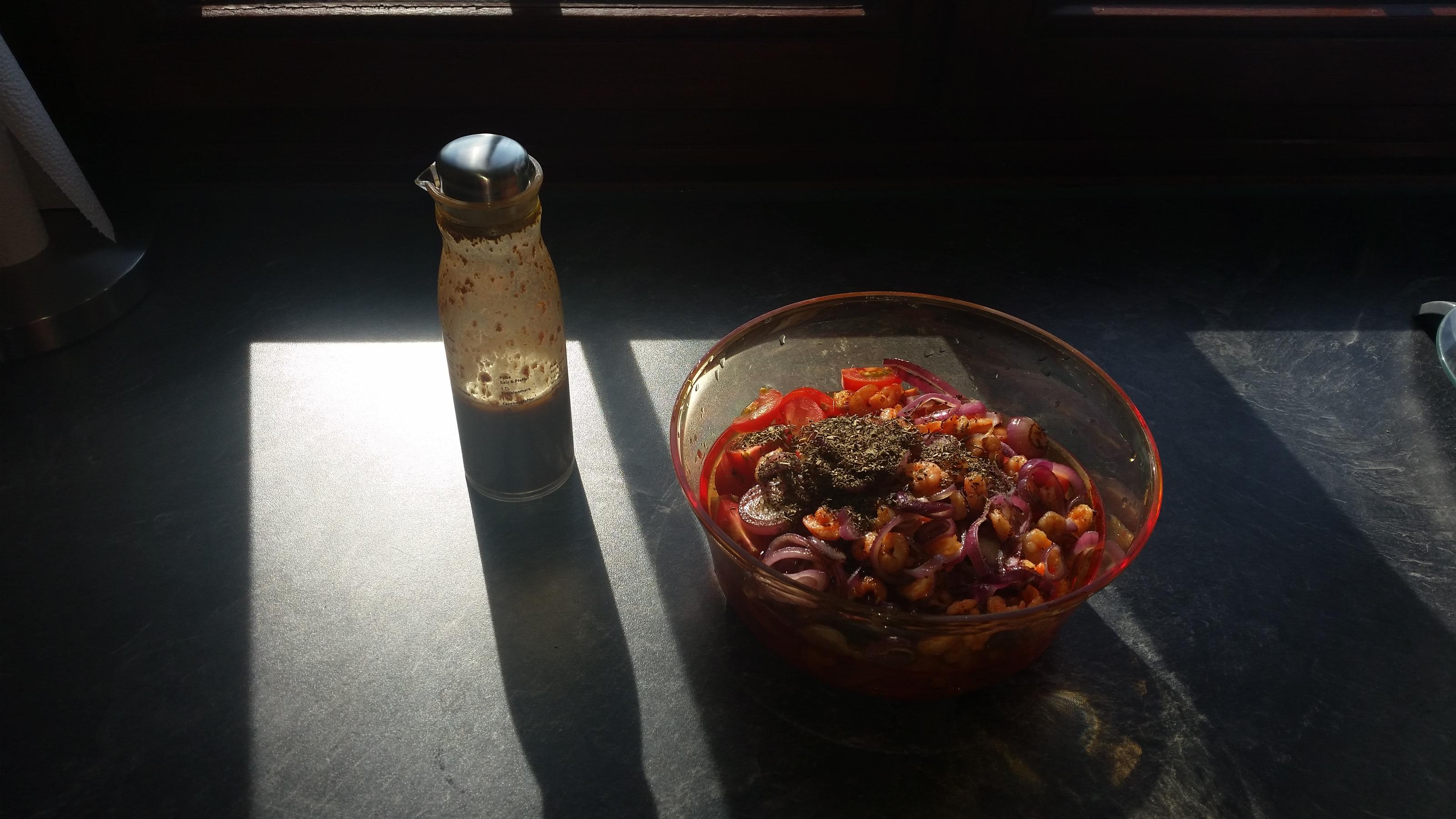 Tomatensalat mit Zwiebeln und Garnelen - Rezept Eingereicht von RuaSean