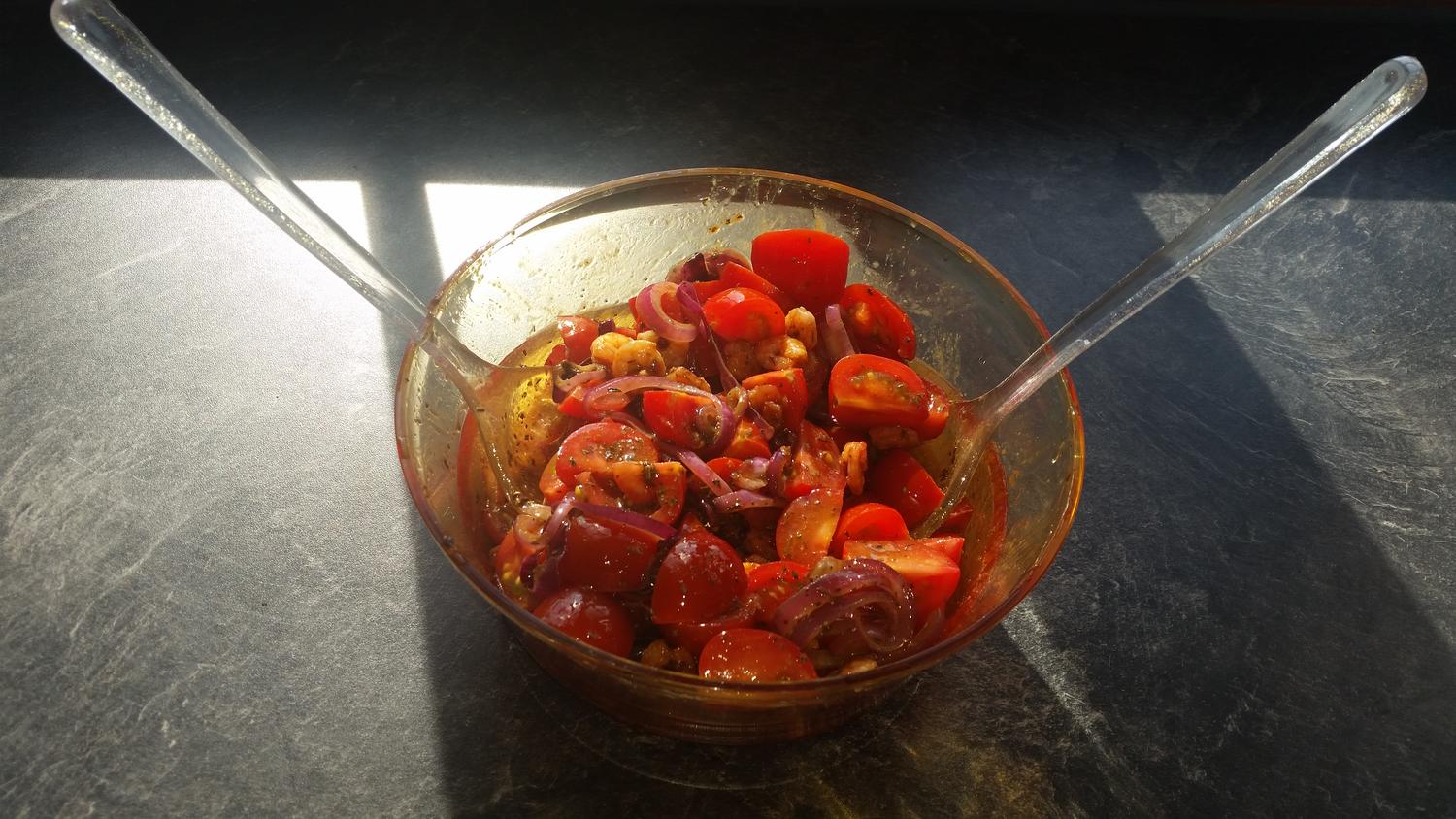 Tomatensalat mit Zwiebeln und Garnelen - Rezept - kochbar.de