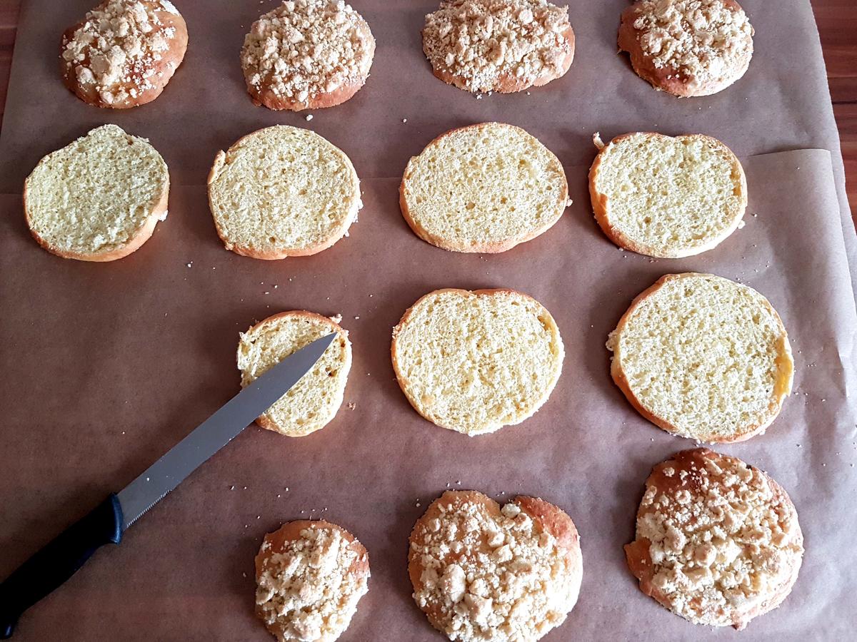 Mazu12-Hefe Streuseltaler mit einer Paradiescreme - Rezept - kochbar.de