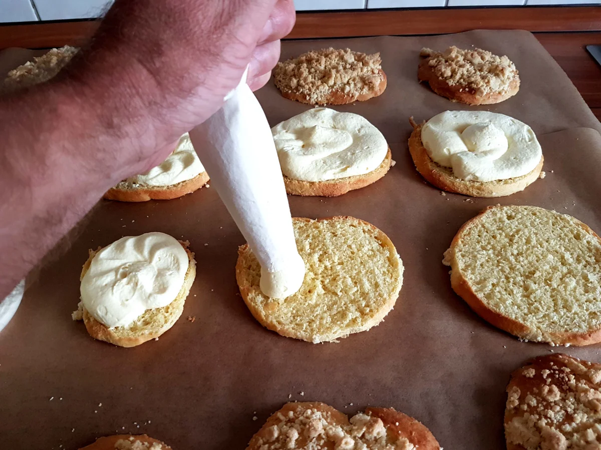 Mazu12-Hefe Streuseltaler mit einer Paradiescreme - Rezept - Bild Nr. 160