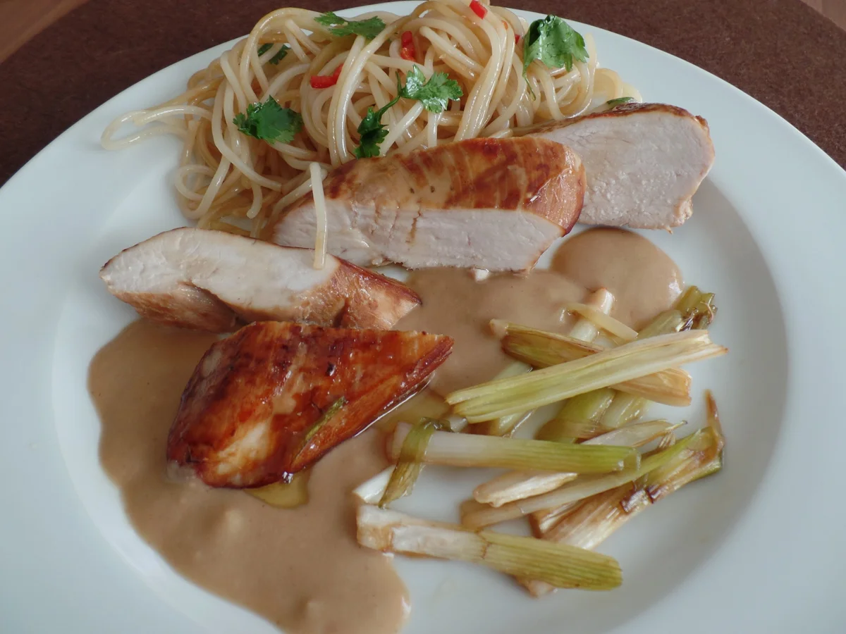 Rezept: Hähnchenbrust mit Erdnuss-Sauce und Reisnudelsalat Bild Nr. 153 Hähnchenbrust mit Erdnuss-Sauce und Reisnudelsalat - Rezept - Bild Nr. 153